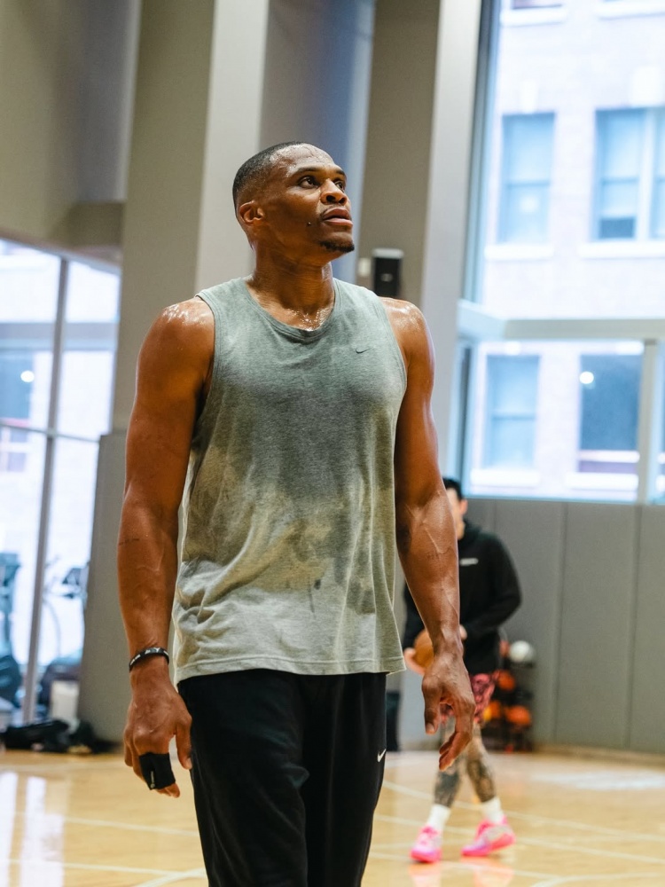 v站体育官方网站-为下一站做准备!威少更新社媒 转发一组今日的训练照