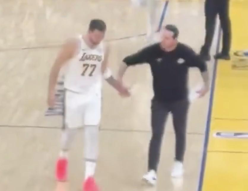 v站体育平台-雷迪克与东契奇在湖勇大战疑似发生争吵，后者摊手表达不满