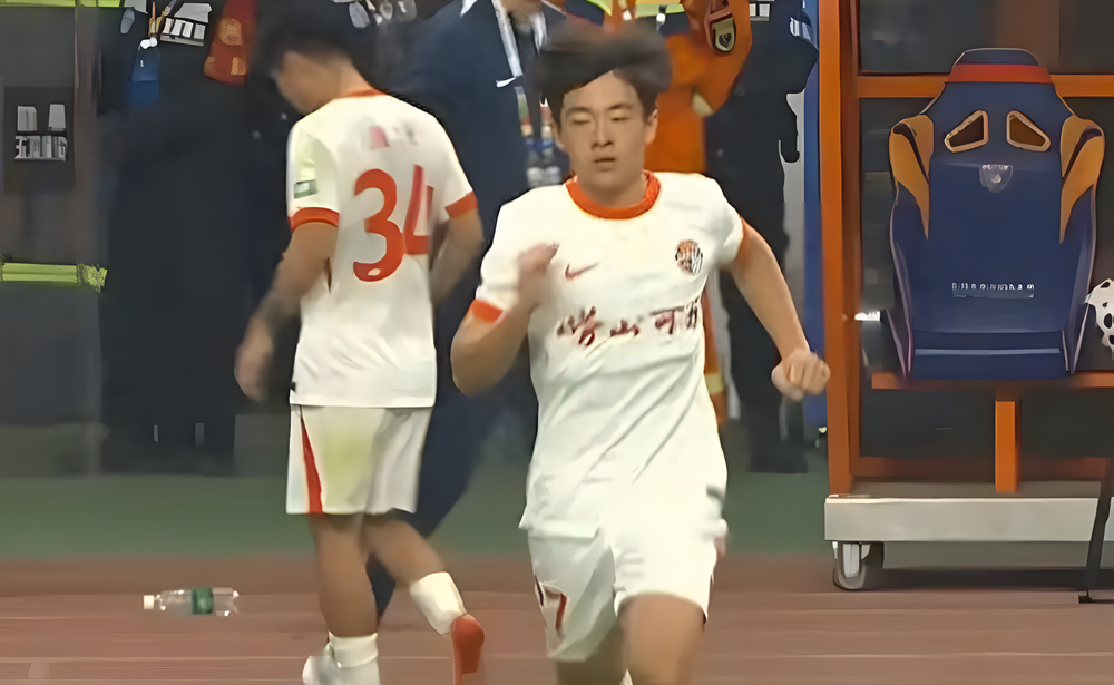 v站体育平台-“中超神童”被盯上了！南美球探：习惯低头带球，阅读比赛稚嫩